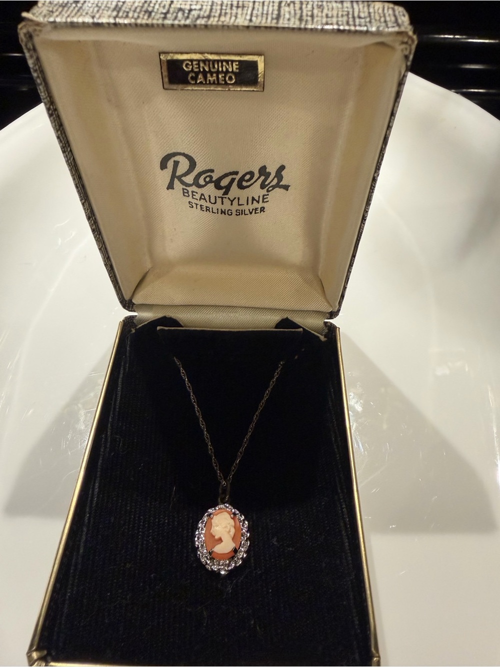 Rogers Beautyline Genuine Cameo Pendant with Box